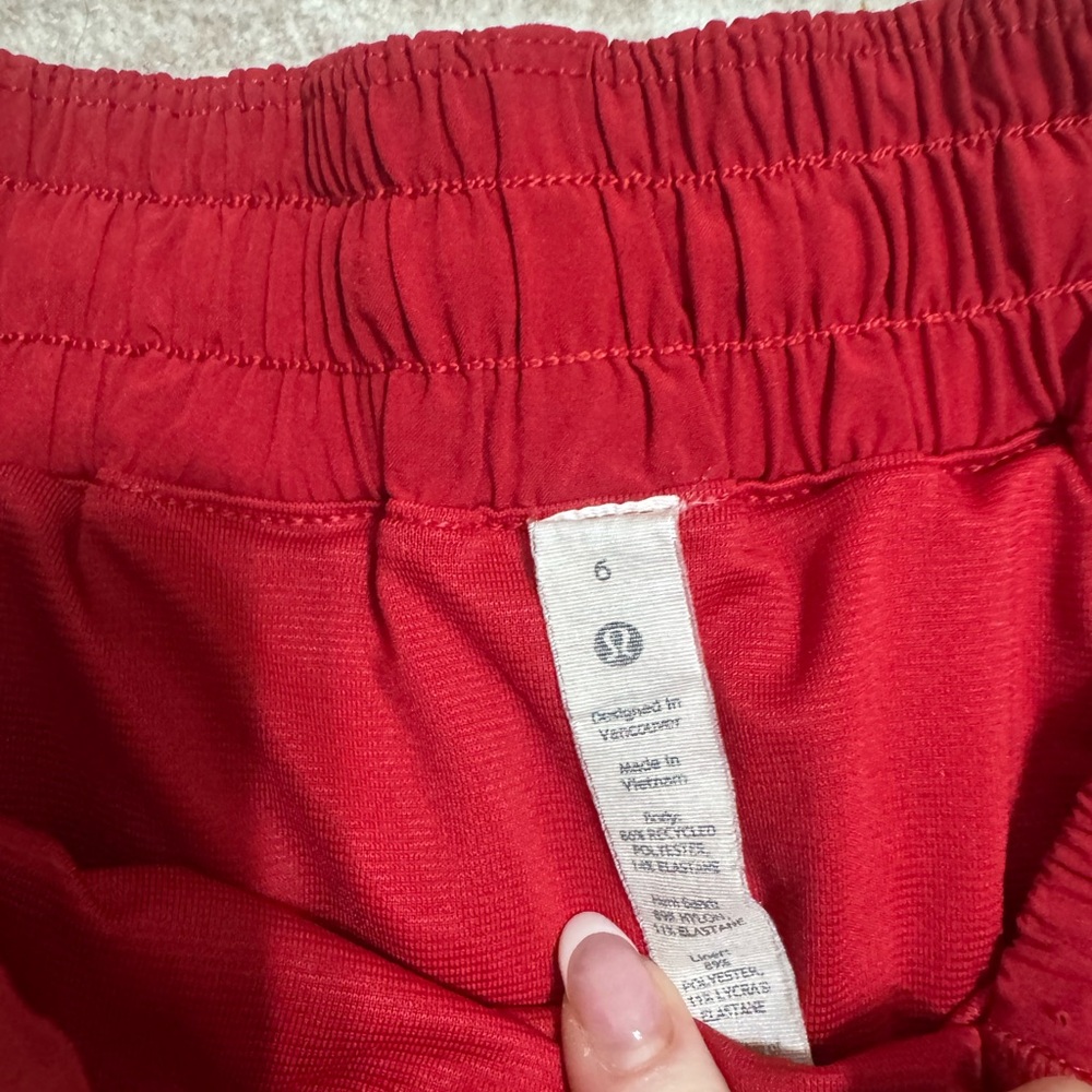 Lululemon hotty hot shorts 2.5” size 6 - Picture 3 of 5